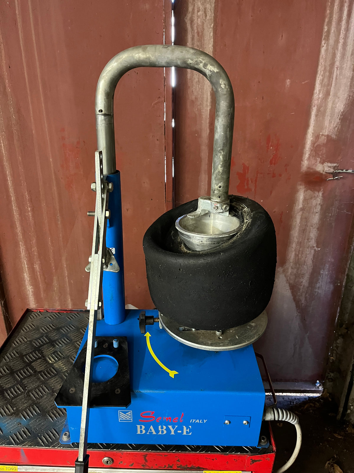 Tire removal or remounting